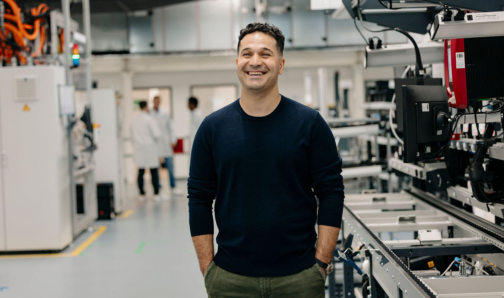 Mitarbeiter von Silver Atena in einer Produktions- und Entwicklungsumgebung für elektronische Systeme.