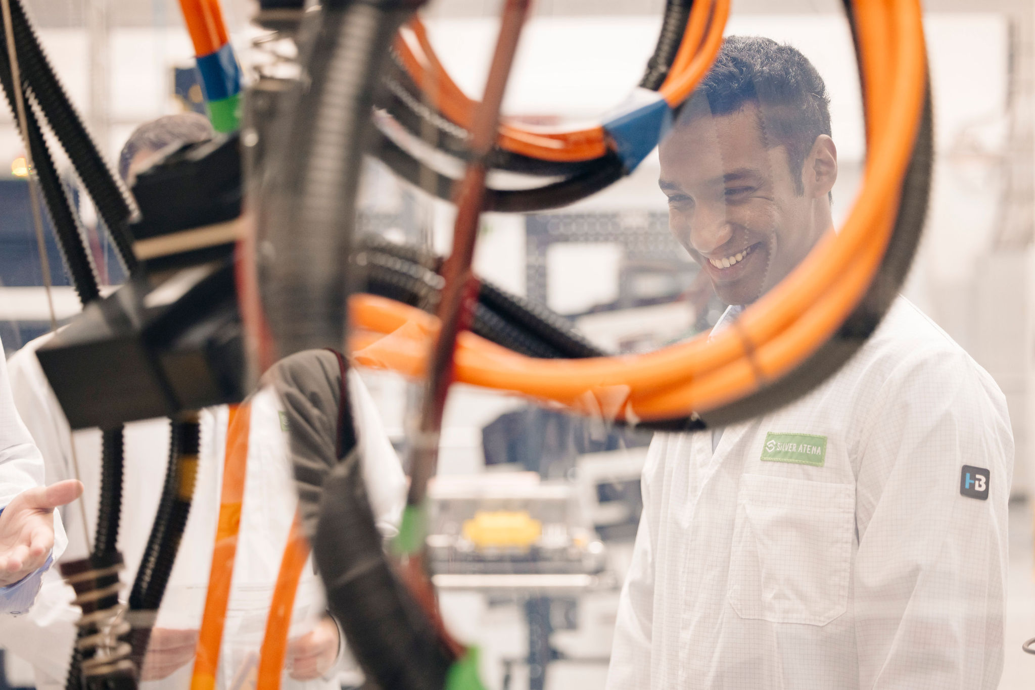 Mitarbeiter von Silver Atena arbeitet an einem Hochvoltsystem in einer Entwicklungs- und Produktionsumgebung.